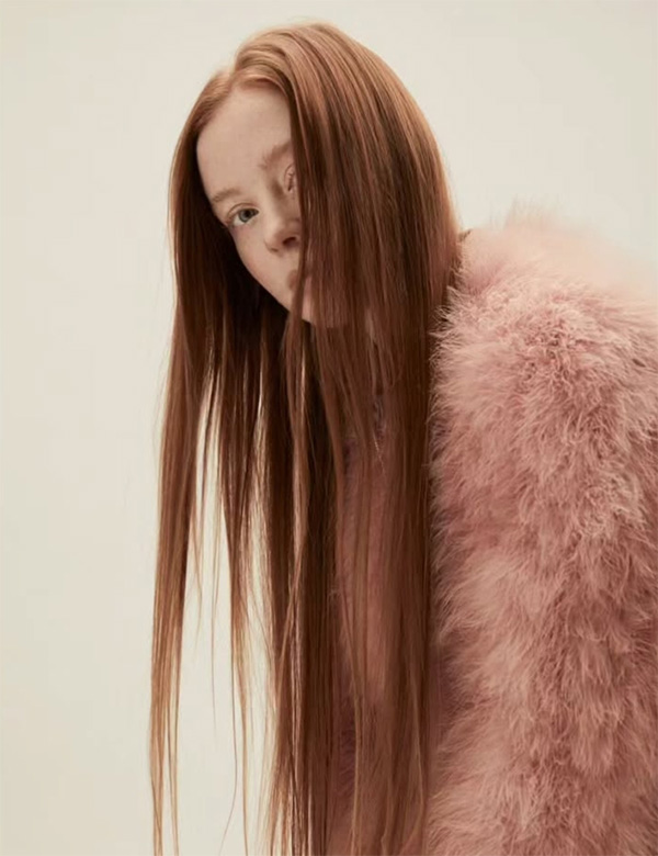 Vrouwelijk model met lang rood haar Saskia O.