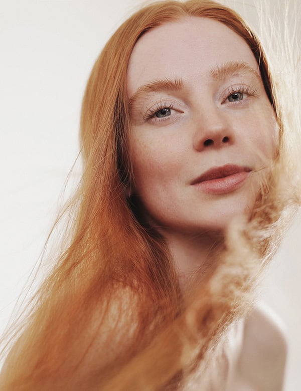 Vrouwelijk model met lang rood haar Saskia O.
