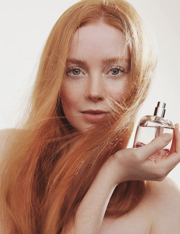 Vrouwelijk model met lang rood haar Saskia O.