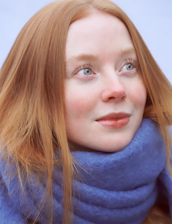 Vrouwelijk model met lang rood haar Saskia O.