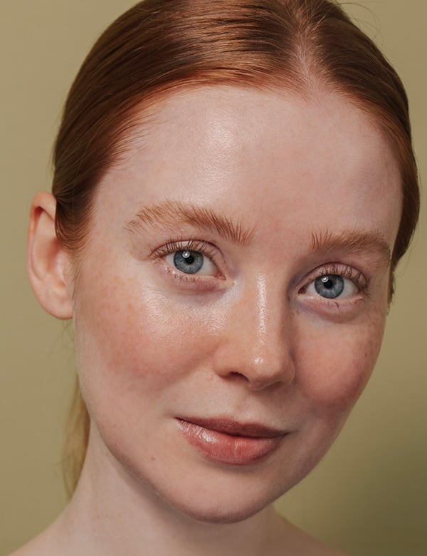 Vrouwelijk model met lang rood haar Saskia O.