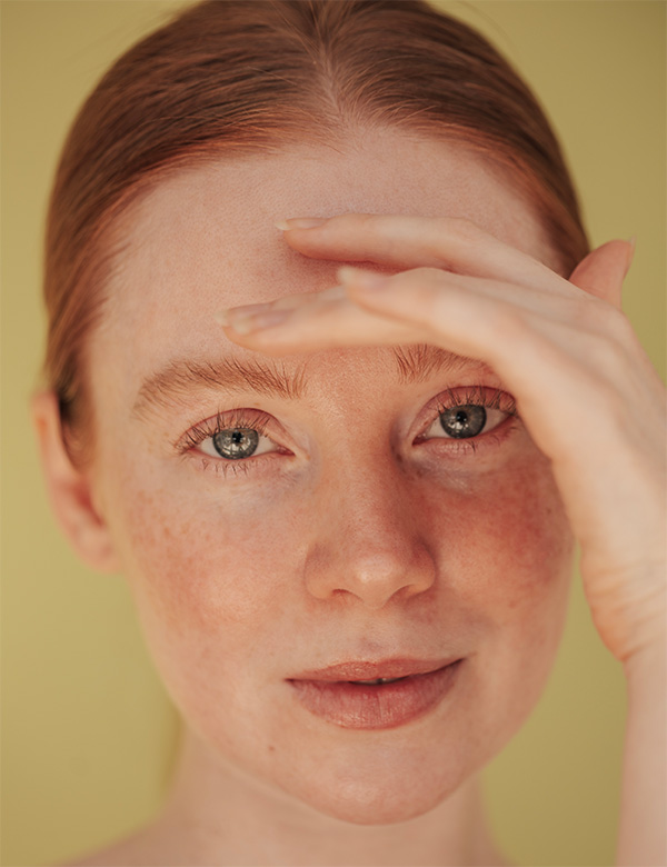 Vrouwelijk model met lang rood haar Saskia O.