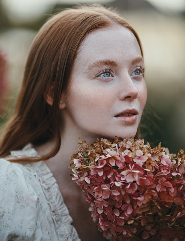 Vrouwelijk model met lang rood haar Saskia O.