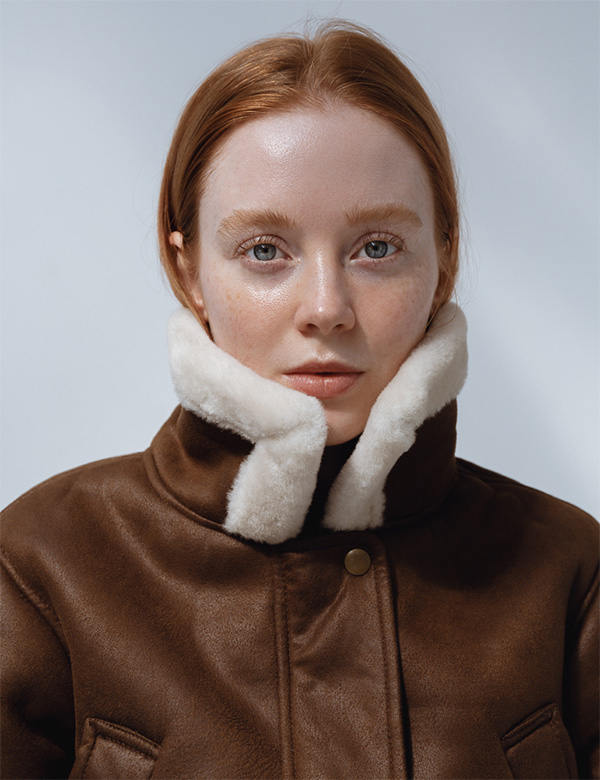 Vrouwelijk model met lang rood haar Saskia O.