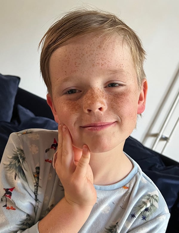 Kinderlijk model met blond haar en blauwe ogen Seff.