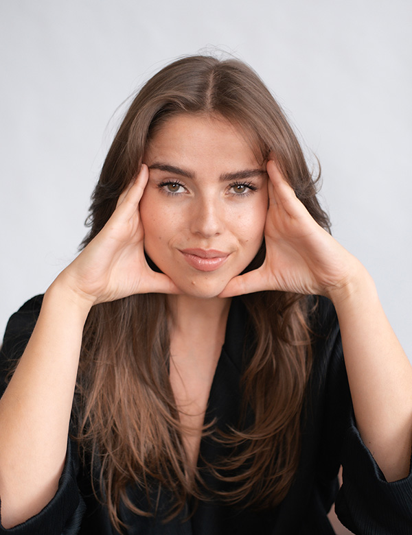 Vrouwelijk model met lang stijl bruin haar Sharena.