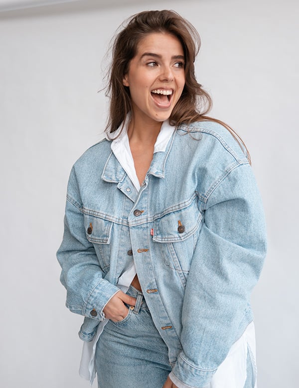 Vrouwelijk model met lang stijl bruin haar Sharena.