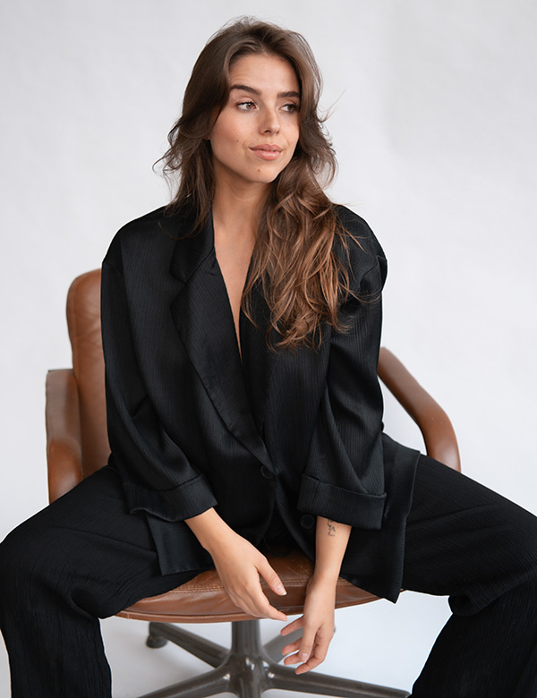 Vrouwelijk model met lang stijl bruin haar Sharena.