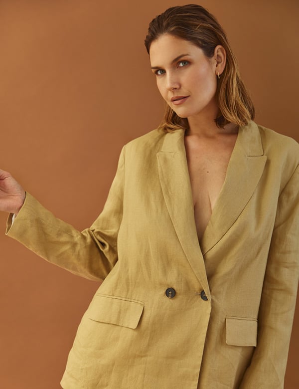 Vrouwelijk model met bruin haar Anne