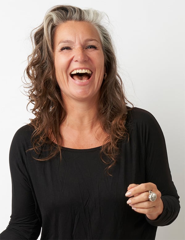 Vrouwelijk model met bruin/grijs haar Barbara