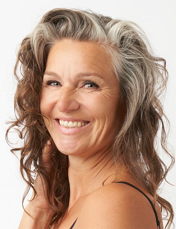 Vrouwelijk model met bruin/grijs haar barbara