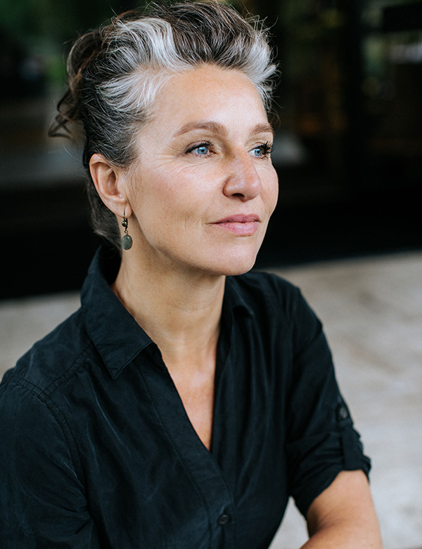 Vrouwelijk model met bruin/grijs haar Barbara