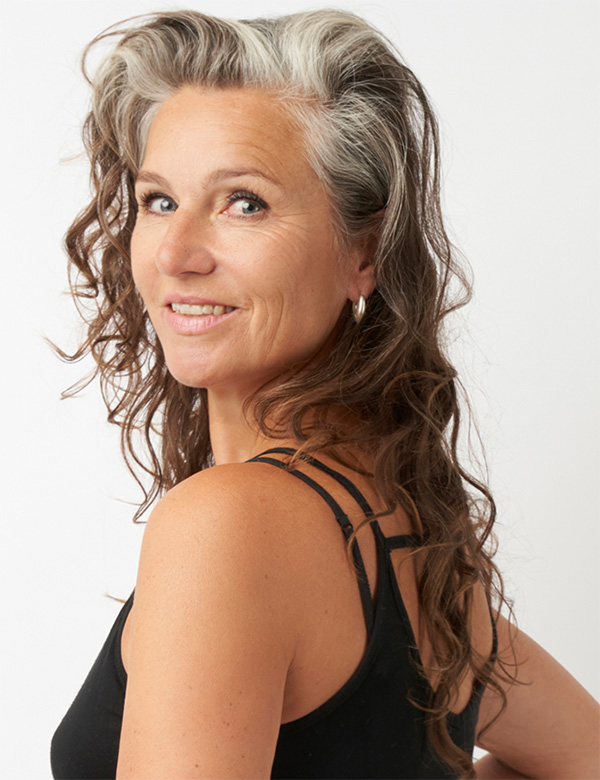 Vrouwelijk model met bruin/grijs haar Barbara