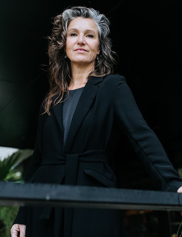 Vrouwelijk model met bruin/grijs haar Barbara