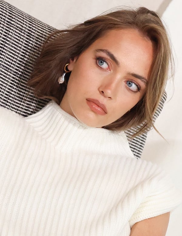 Vrouwelijk model met blond-bruin haar Berna