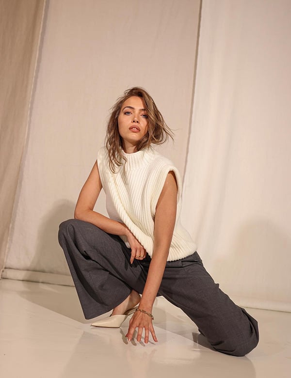 Vrouwelijk model met blond-bruin haar Berna