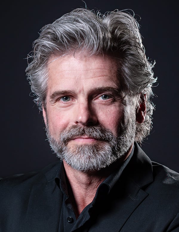 Mannelijk model met grijs haar bertil v.