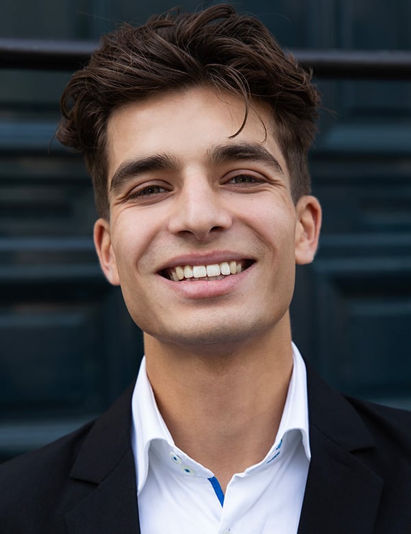 Mannelijk model met bruin haar coen