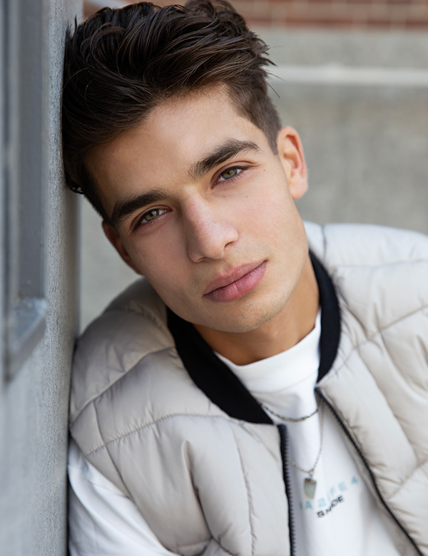 Mannelijk model met bruin haar Coen