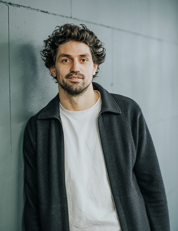 Mannelijk model met krullend haar Diederick