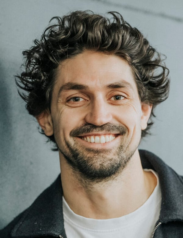 Mannelijk model met krullend haar diederick