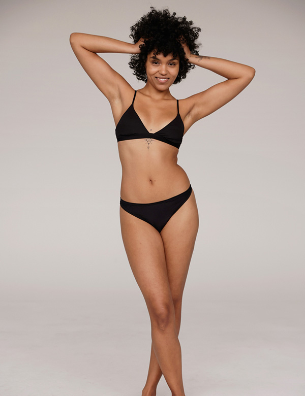 Vrouwelijk model met zwart krullend haar Kyara