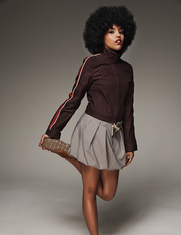 Vrouwelijk model met zwart afro haar Kyara