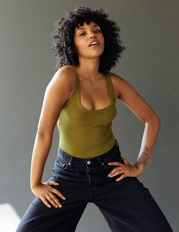 Vrouwelijk model met zwart afro haar Kyara
