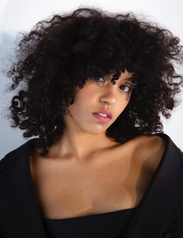 Vrouwelijk model met zwart afro haar Kyara
