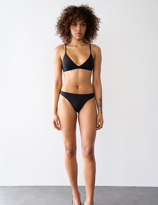 vrouwelijk model met donkere krullen Kyara