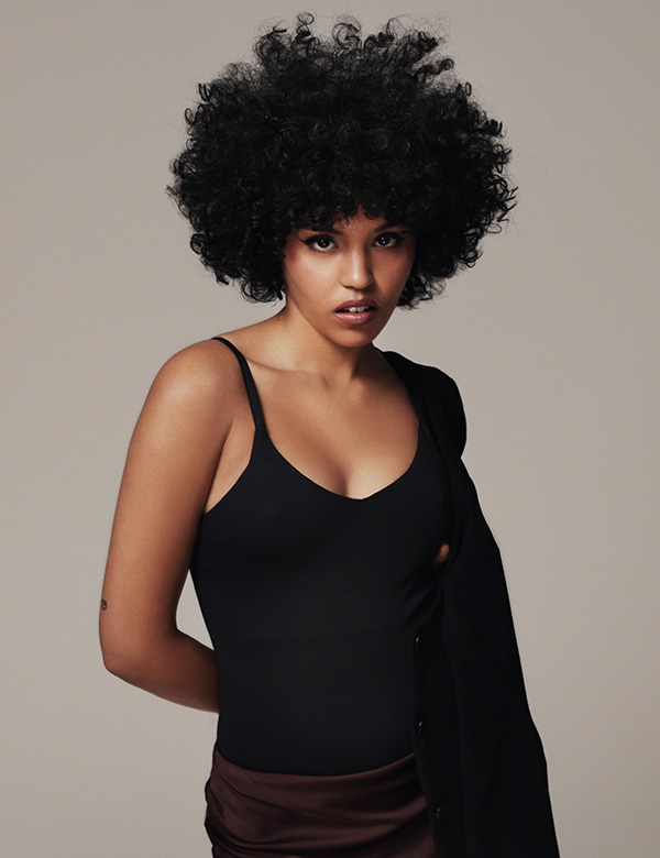 Vrouwelijk model met zwart afro haar Kyara