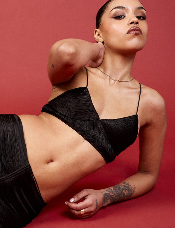 vrouwelijk model met donkere krullen Kyara