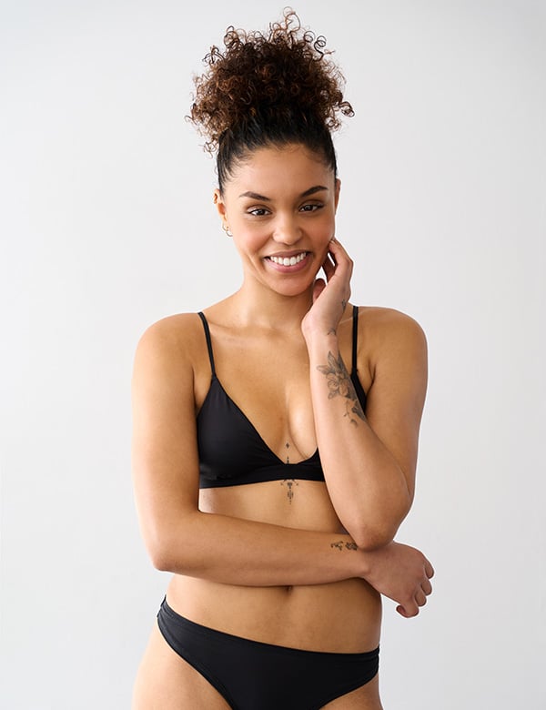 vrouwelijk model met krullend haar Kyara