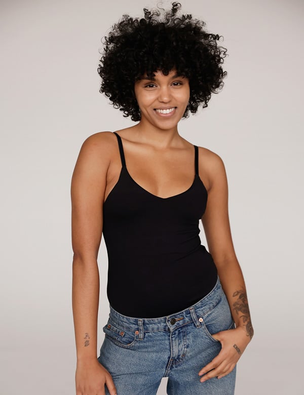 Vrouwelijk model met zwart krullend haar Kyara