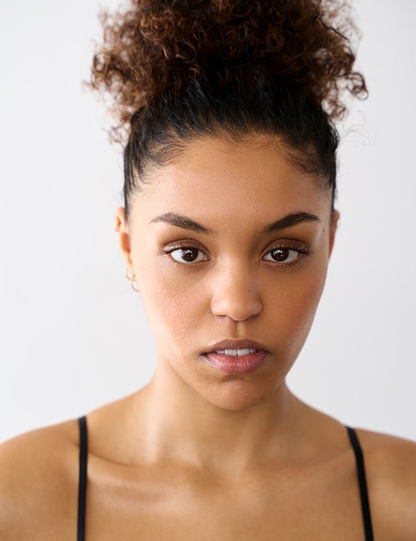 vrouwelijk model met krullend haar Kyara