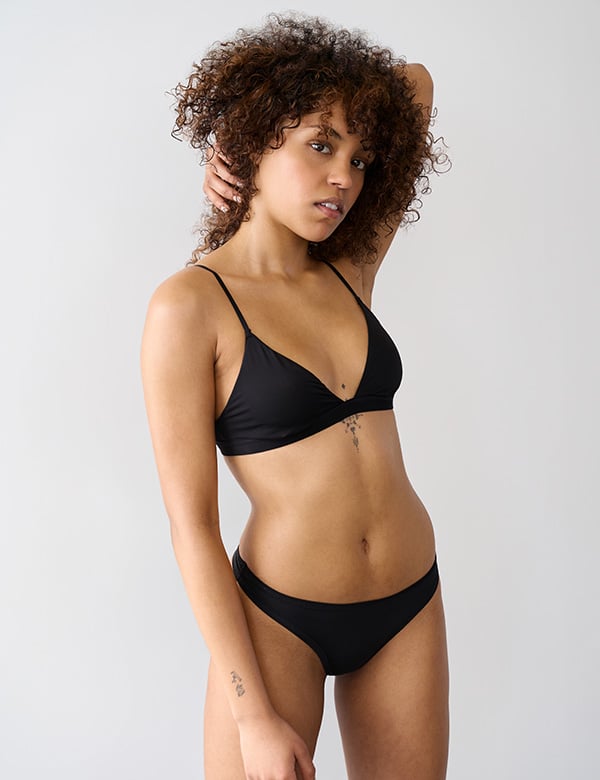 vrouwelijk model met krullend haar Kyara