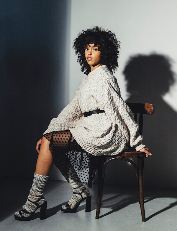 Vrouwelijk model met zwart afro haar Kyara