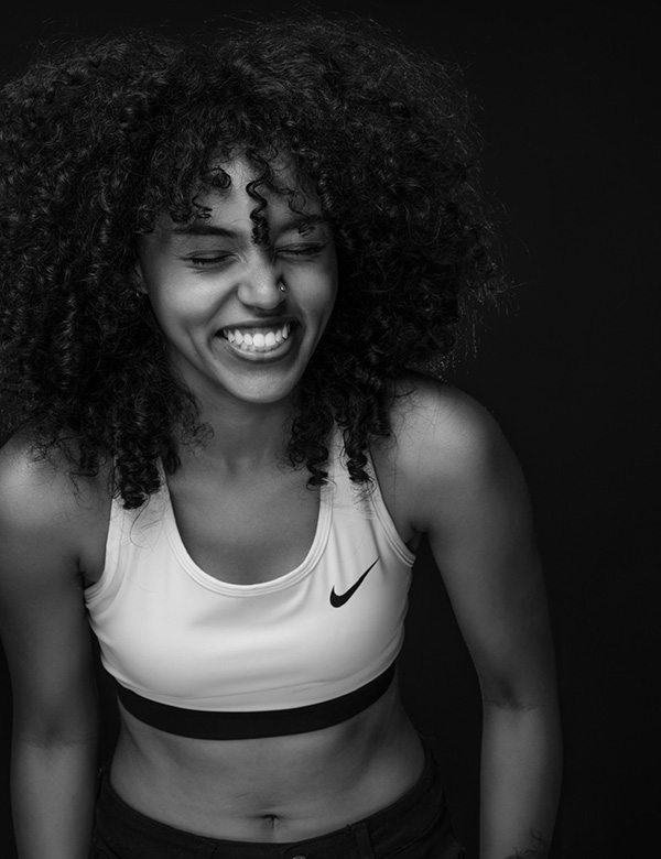 Vrouwelijk model met zwart afro haar Kyara