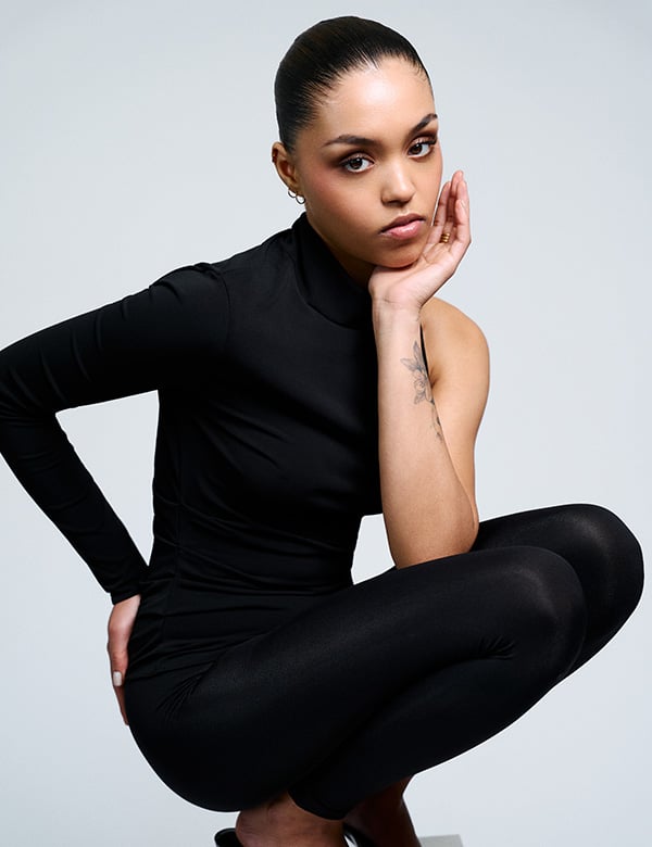 vrouwelijk model met krullend haar Kyara