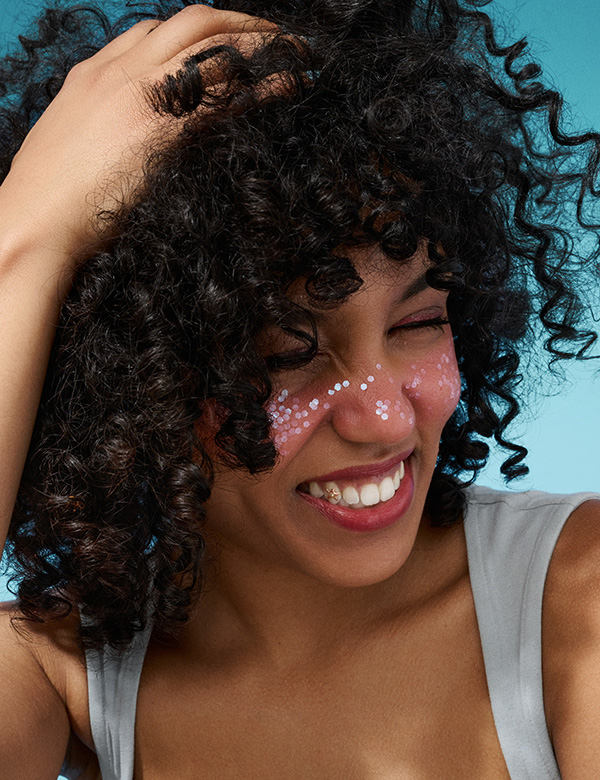 Vrouwelijk model met zwart afro haar Kyara