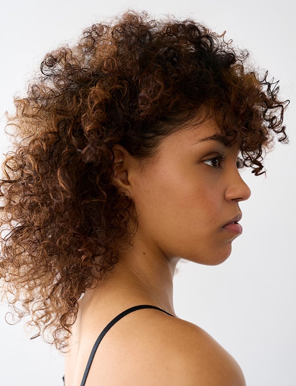 vrouwelijk model met donkere krullen Kyara