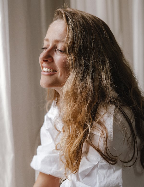 Vrouwelijk model blond haar Lieke