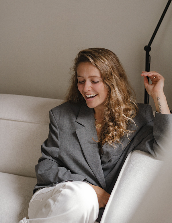 Vrouwelijk model blond haar Lieke