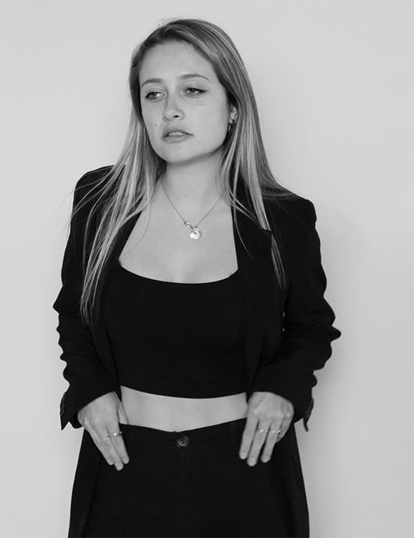 Vrouwelijk model blond haar Lieke van Kempen