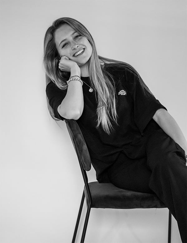 Vrouwelijk model blond haar Lieke van Kempen