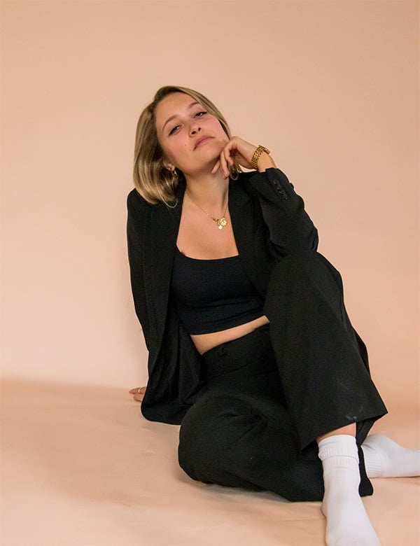 Vrouwelijk model blond haar Lieke van Kempen