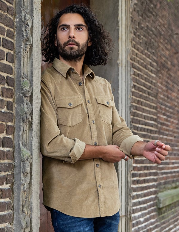 Mannelijk model met zwart haar Ogu