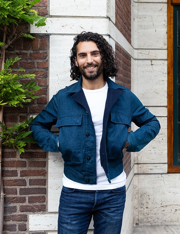 Mannelijk model met zwart haar Ogu