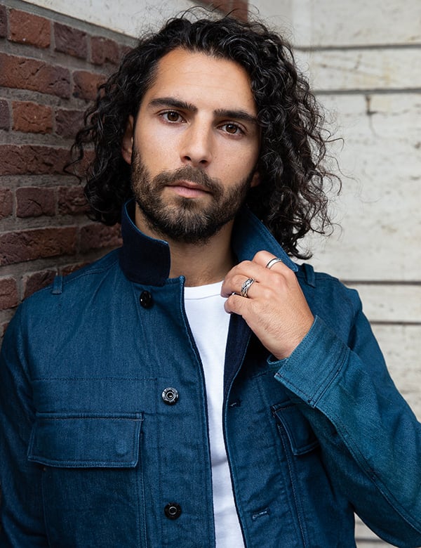 Mannelijk model met zwart haar Ogu