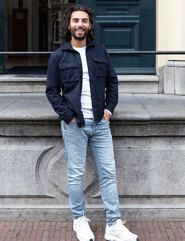 Mannelijk model met zwart haar Ogu